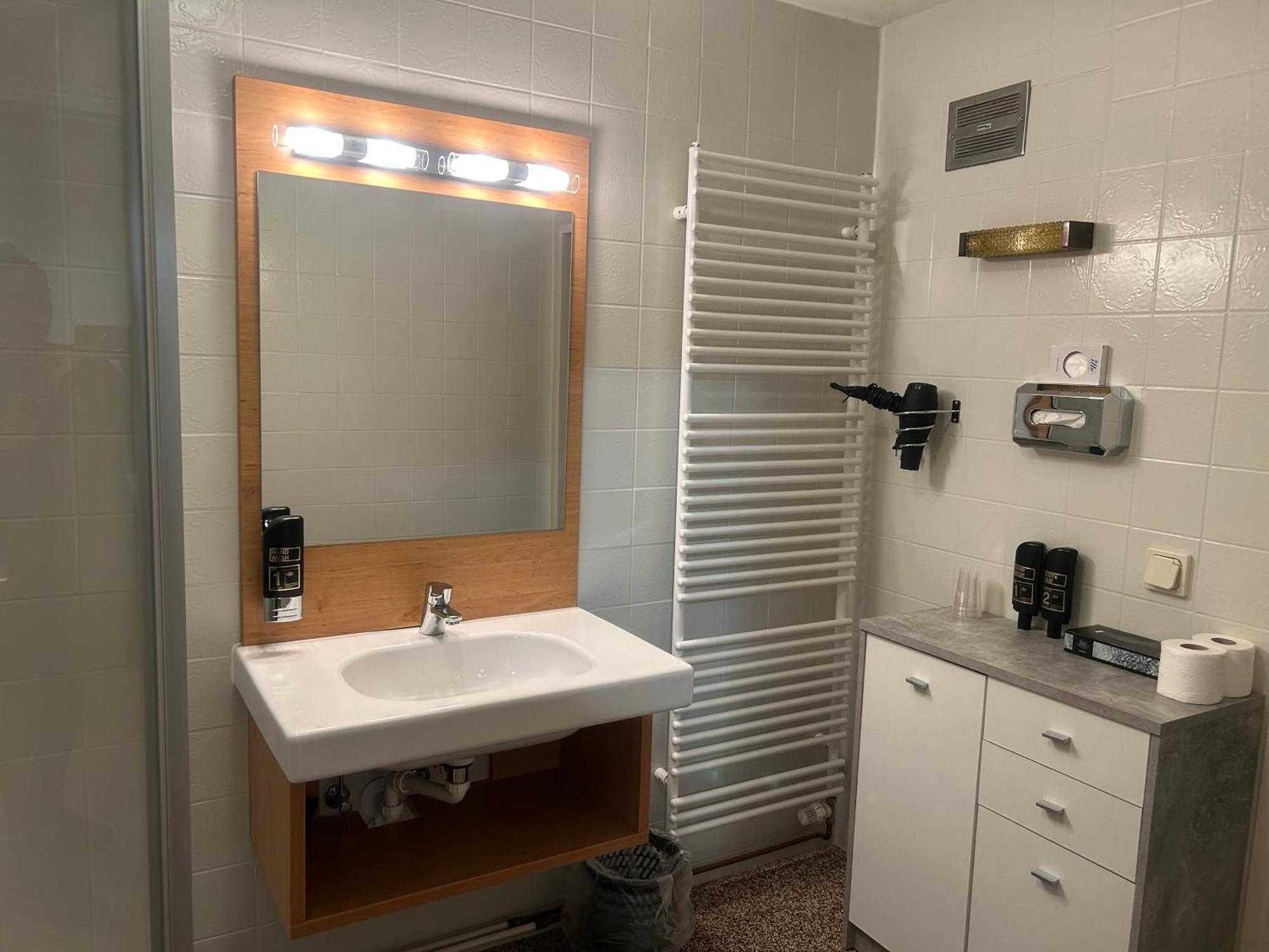 Gasthof Mit Seeterasse & Appartements Zur Landeroith Weyregg am Attersee Dış mekan fotoğraf